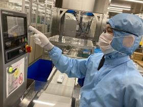 固形包装作業（タッチパネルに指示を入力）