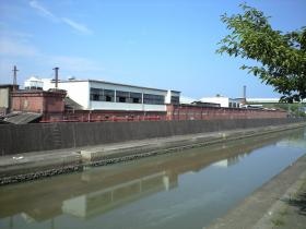 川沿いからの工場