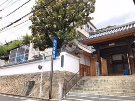 明光保育園の入口です。明顕寺山門を入って左側が保育園です。