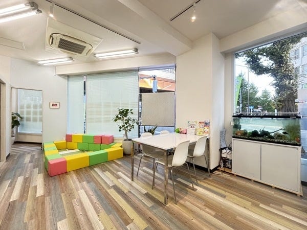 こちらは新日本橋店の接客スペース・キッズスペースです。試用期間中は本社勤務となりますが、支店の方と交流する機会もございます。