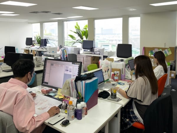 ECサイト運営スタッフ・自社ECサイト・モールの運営スタッフ・ECモールや自社サイトの運営経験者（化粧品のEC販売経験者）