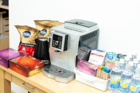 自社輸入のコーヒー、紅茶は自由にどうぞ。