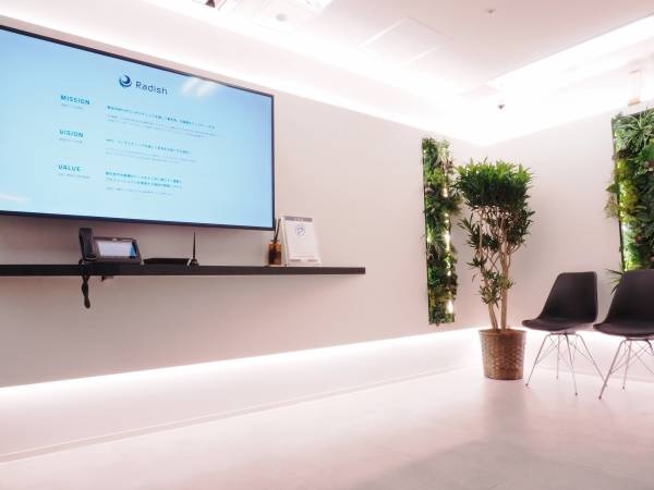 弊社のエントランスです。入口は白を基調としています。