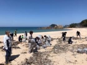 海岸清掃風景（当社は福井県のＳＤＧｓパートナー企業です）