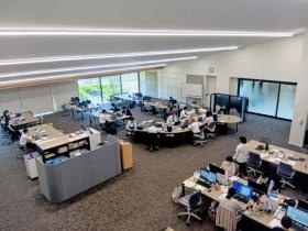 陽が差し込む本社内観