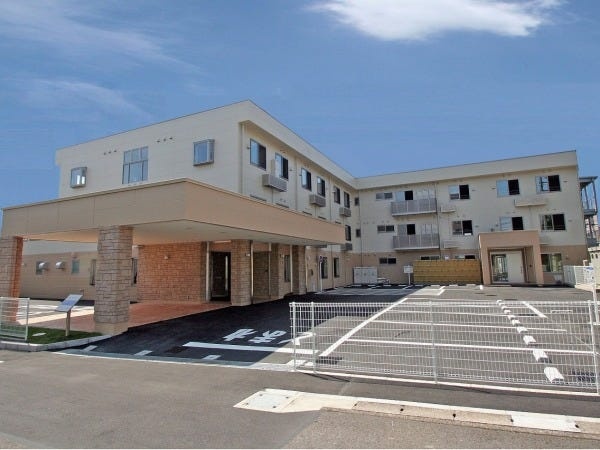 施設の外観になります。駅にも近く、緑が多い場所に立地しています。