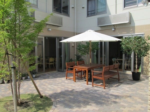 施設内のテラスになります。