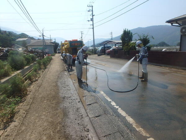 西日本豪雨時は災害派遣で道路復旧作業（路面清掃、側溝清掃等）に尽力しました。