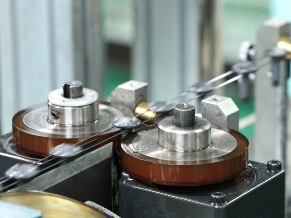 実際のネジ製造の様子。14年連続売上上昇中の地元密着型の会社です・:*+.\(( °0° ))/.:+！