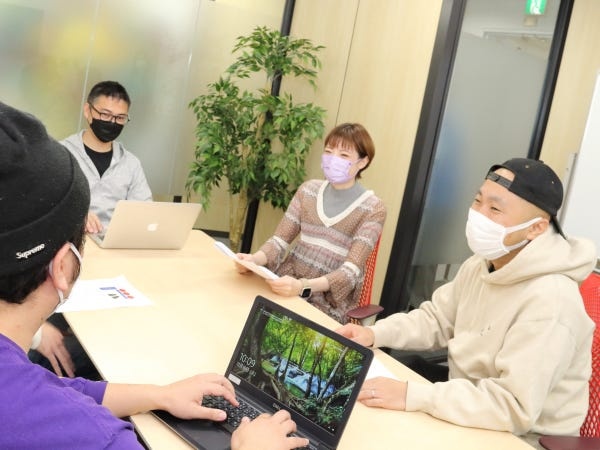 オフィス内はオープンでカジュアルな雰囲気。社員同士も冗談を言い合うようなノリの良さで、肩肘張らずに働けます。(写真：東京本部社内)