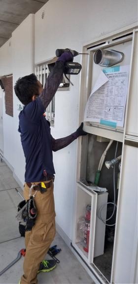 給湯器取替作業中