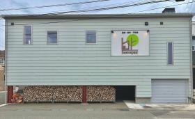 外観：１階が駐車スペース２階が事務所になっています。雨雪ＯＫ