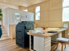 内観：清潔感があり暖かいナチュラルな雰囲気で仕事ができます。