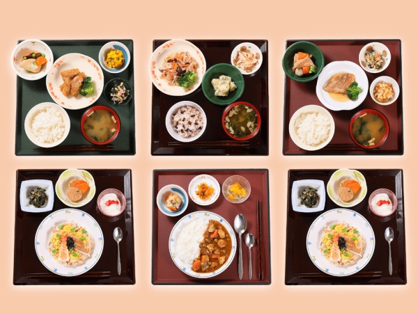 主力商品の『にこ楽パック』。特徴の「一汁四菜」や業界トップの行事食（年40回）を定額で提供するなど、商品力で高い評価を得ているサービスです。