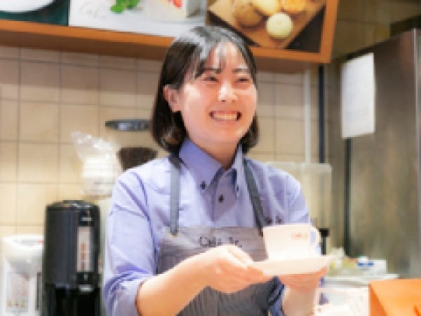 お客様が来店されたら元気よく『いらっしゃいませ』と最高の笑顔でお迎えします★