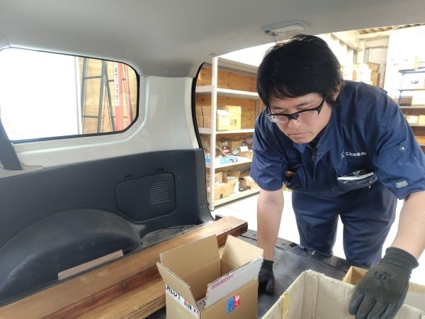 納品・引取りなど、営業車に乗ってお客様のところに行きます。