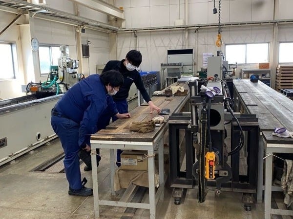 観音寺営業所併設の工場にて、研磨技術部の人と打ち合わせ中。他の部署の人とも協力しあって、可能な限りお客様のニーズにお応えしています。