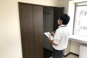 賃貸物件の退去後管理スタッフの仕事風景