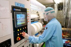 スリット加工オペレーターの作業風景