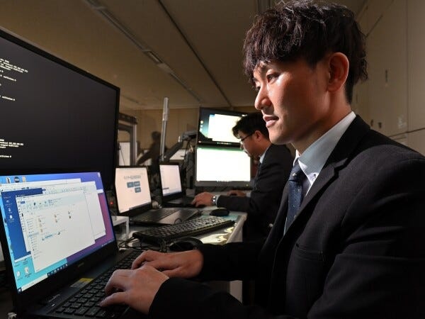 サイバー犯罪の捜査、被害防止対策、通信機器等のデータ解析を行うなど、高度な専門知識を駆使してサイバー空間の治安を守ります。