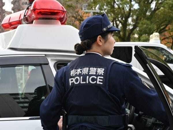 地域の安全と平穏な生活を守るためにパトロールへ。警察署（交番・駐在所）では、日々発生する事件・事故への対応などを行っています。