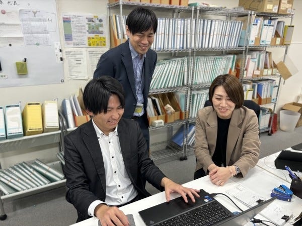 毎日1人1人が発表し、解釈や方向性のズレが見えたときは、周囲が遠慮なくフィードバック。教え合う文化が根付き、未経験者も成長できる環境です！