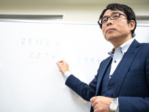 Knees beeの文化を象徴する「朝礼」。経営理念の唱和なんてしません。行うのは文章での徹底した言語化・アウトプットです。