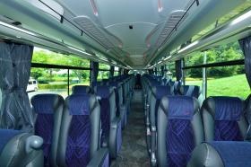プレミアム仕様のバス車内