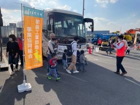 車庫で「はたらく車大集合」（岩槻工業団地事業協同組合）