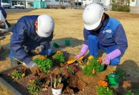 緑化作業風景（敷地内、いつもきれいな花が咲いています！）