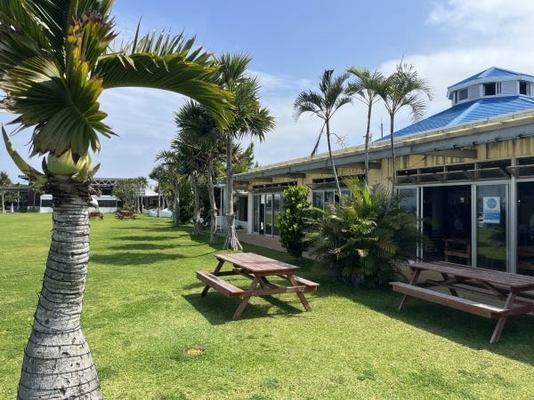 海が目の前の総合施設Gala青い海内にある店舗です。定期的にやちむん市や音楽ライブなど様々なイベントが行われています。