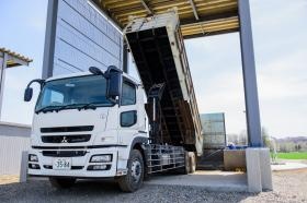 近隣のグループ運営の酪農牧場から家畜排せつ物を運搬