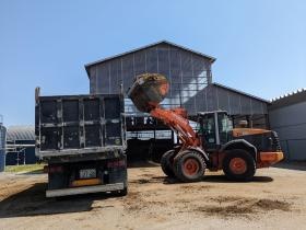 固分を再び牧場へ運搬して牛の敷料として再利用