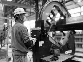 工場内の作業風景