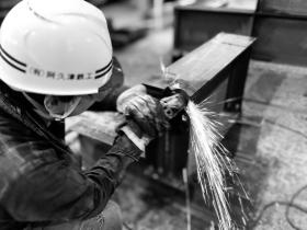 工場内の作業風景