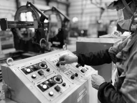 工場内の作業風景