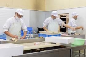 加工場内の作業風景