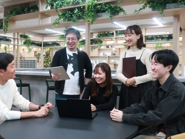 部署や性別・年齢の垣根を超えて気さくに話せる本社スタッフです。なんでもご相談ください！