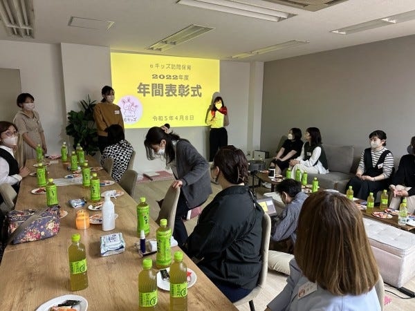 毎年4月に、ベビーシッター年間表彰式を開催して、シッターさんたちと楽しい時間を過ごします。