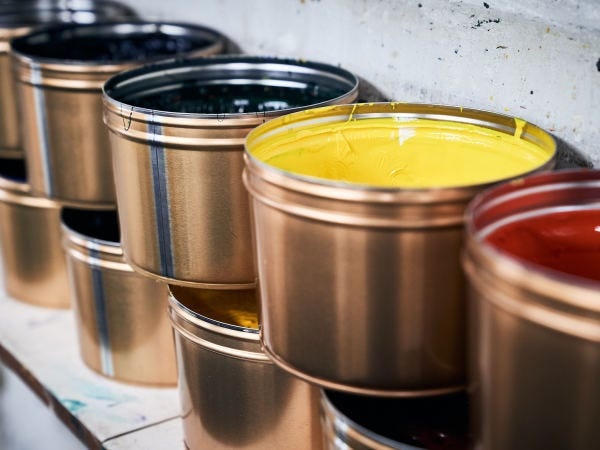 コースターの印刷に使用するインキです。混ぜて使用し、お客様のオーダーに合わせた色を作ります！