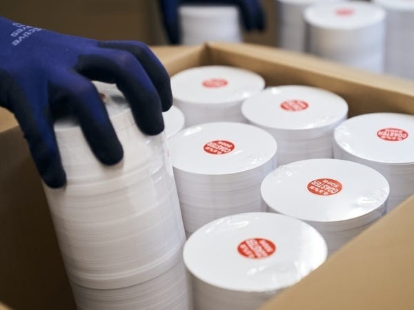 仕上げ工程が最後の品質チェックの場です。しっかりとチェックをしながら梱包を行います。