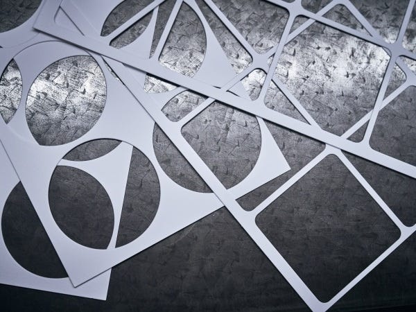 コースターの形はオーダーによって様々あります。丸や四角の他にもたくさんの抜型を常備しています