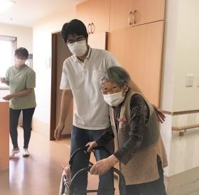 かわぐち ご利用者様歩行訓練 男性職員活躍中です