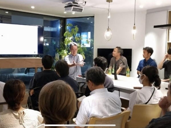 社内での研修、セミナー風景