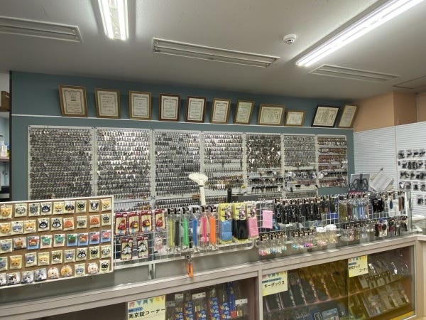 店内の様子です。鍵の材料は3000種類以上。どこにも負けない豊富な在庫と技術を身につけていただきます。