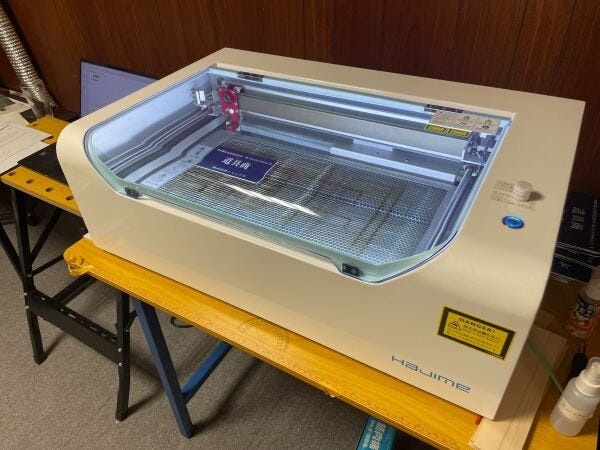 事務所にある３代目のレーザー彫刻機。機械もレベルアップして、色々なモノが作れる環境になりました。