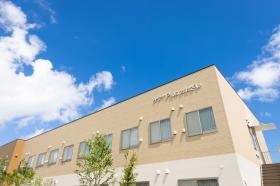 ケアＰＬＵＳおおざいの外観です。下に少し見える木は中庭です