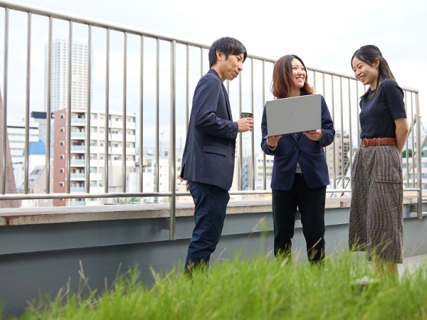 当社は完全フルリモートでの勤務も可能です。地方で一緒に働いてくれる方も大歓迎です。