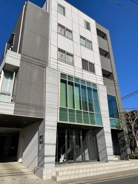 武蔵浦和駅から徒歩４分の本社（各部と警備管制が所在）です。