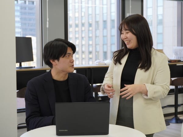 平均年齢は27歳と、若い世代を中心に活躍中！同年代とともに働けるからこそ、和気あいあいと仲の良い雰囲気です。